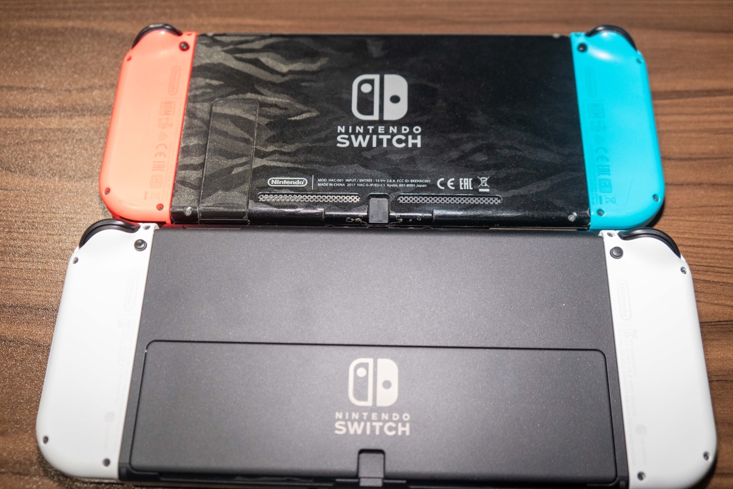 Nintendo Switch OLED 款式開(kāi)箱動(dòng)手玩，7寸鮮明螢?zāi)淮蠓嵘龜y帶游玩視覺(jué)體驗(yàn)